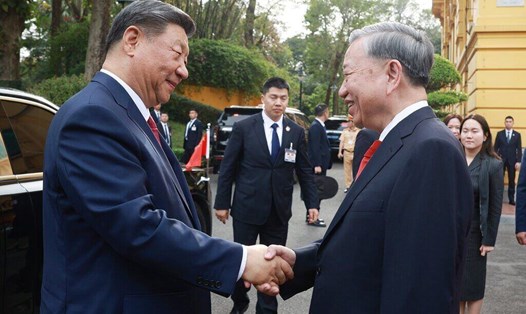 Tổng Bí thư Tô Lâm đón Tổng Bí thư, Chủ tịch nước Trung Quốc Tập Cận Bình. Ảnh: TTXVN