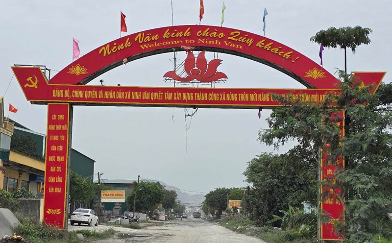The route connected from QL1A to the nursing cement factory after 15 years of use but has not finished settlement. Photo: Nguyen Truong