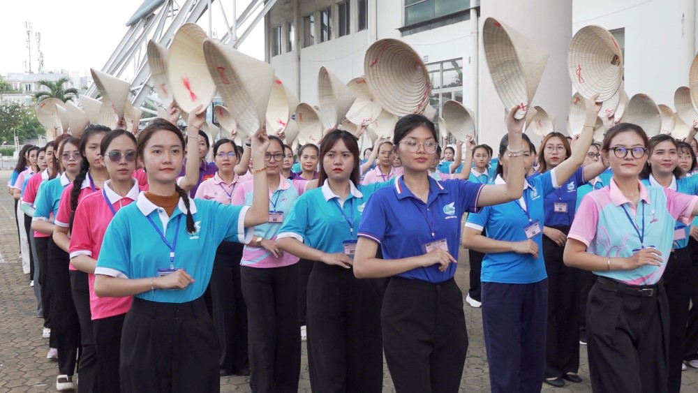 Mas de 100 hermanas de la Union de Mujeres de la Ciudad de Beijing se entrenaron para la ceremonia de la fiesta del 30 de abril.