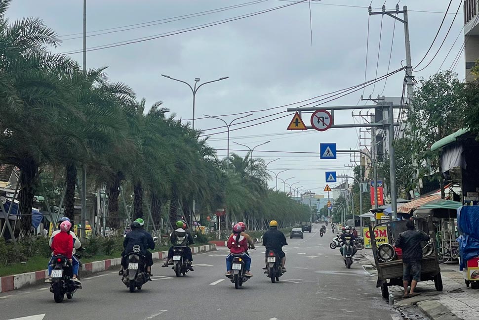 Dozens of traffic signs on Highway 19B The road from Highway 1A to Phu Cat Airport (Binh Dinh) made people confused. Photo: Sy Thu