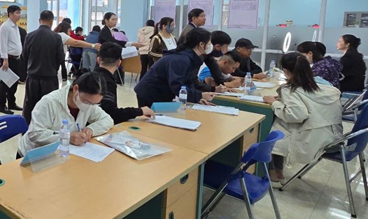 Người lao động tham gia phiên giao dịch việc làm định kỳ tại Hải Phòng. Ảnh: Thanh Thanh