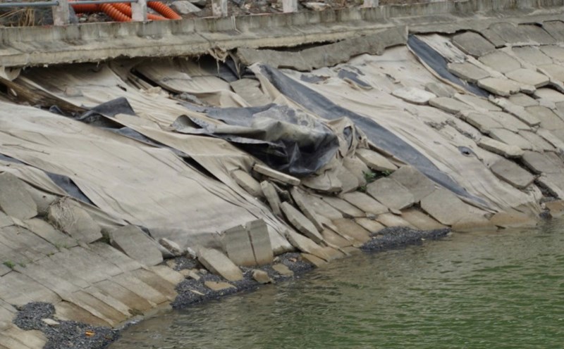 The landslide in the freshwater lake, Hai Phong. Photo: Anh Tuan