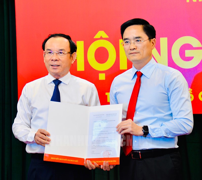 Mr. Tran Quang Lam (right) was appointed to join the Ho Chi Minh City Party Committee Executive Committee for the 2020-2025 term. Photo: Ho Chi Minh City Party Committee