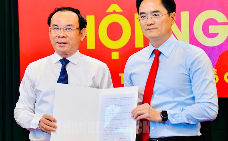 Mr. Tran Quang Lam (right) was appointed to join the Ho Chi Minh City Party Committee Executive Committee for the 2020-2025 term. Photo: Ho Chi Minh City Party Committee