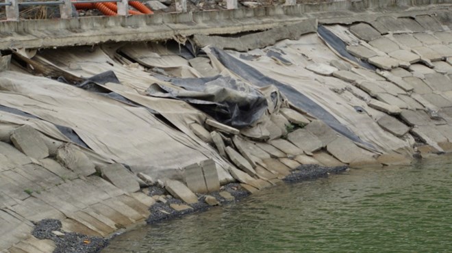 The landslide in the freshwater lake, Hai Phong. Photo: Anh Tuan