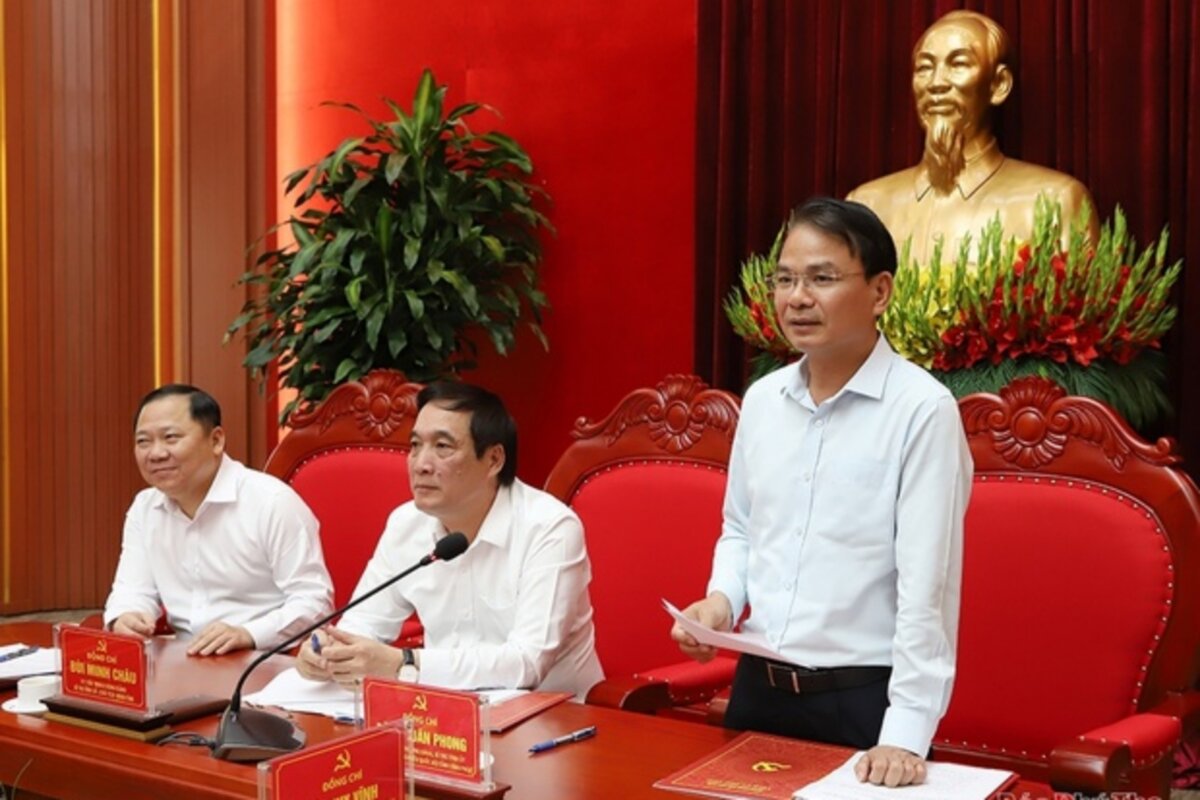 De izquierda a derecha, el Sr. Nguyen Phi Long - Secretario del Comite del Partido Provincial Hoa Binh, Sr. Bui Minh Chau - Secretario del Comite de Partidos Provinciales, Sr. Dang Xuan Phong - Secretario del Comite del Partido Provincial de Vinh Phuc presidio la reunion para discutir la memb como de la provincia en la tarde del 14 de abril. Foto: Phuong Thanh.