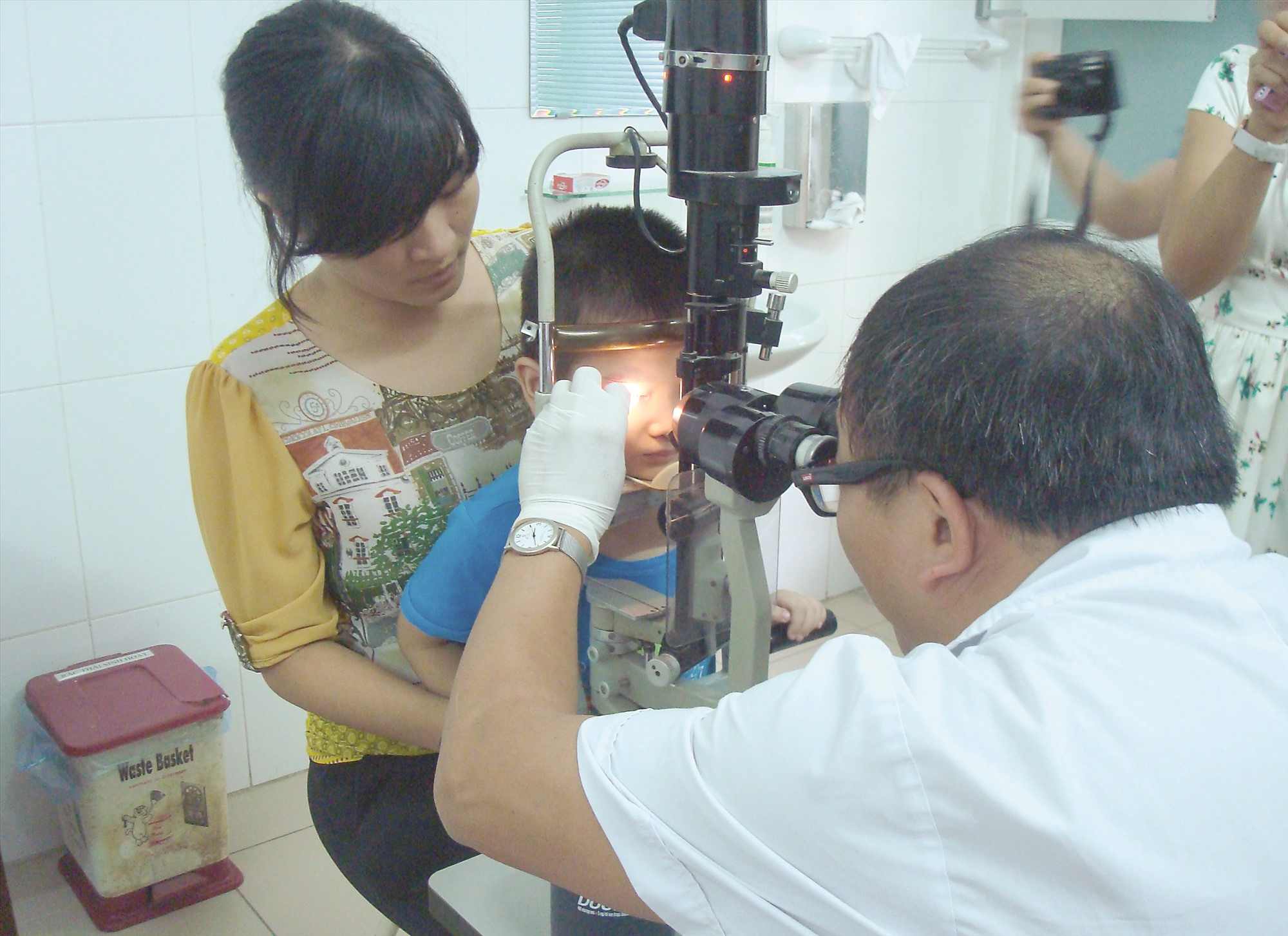 El medico examina a los ojos del paciente. Imagen de la pagina web de la Universidad de Hong Kong