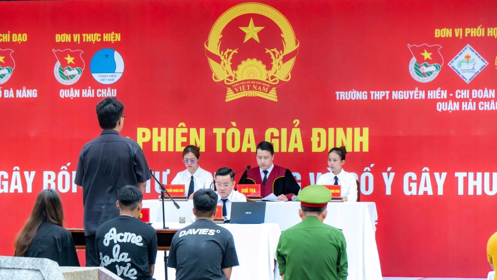 Students and young people monitor the trial of the case that hypothesized "intentionally causing injury" and "disturbing public order" in Da Nang. Photo: Nguyen Thi