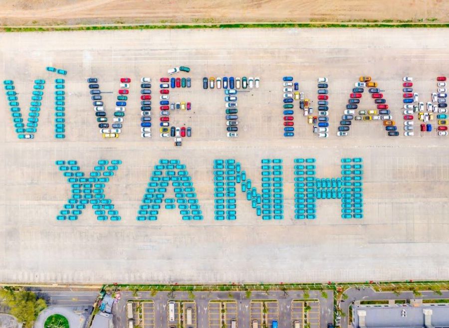 Man xep xe ky luc cua gan 400 chiec xe dien VinFast lan toa thong diep manh me “Vi Viet Nam Xanh”.