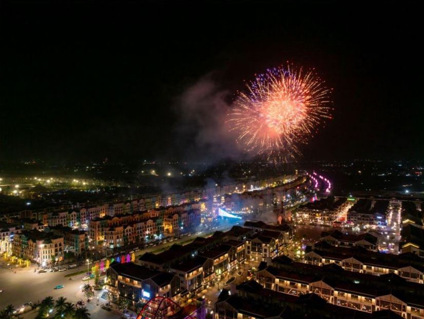Ngay hoi Xanh 2025 khep lai bang “bua tiec anh sang” ruc ro tren bau troi phia Dong Ha Noi.