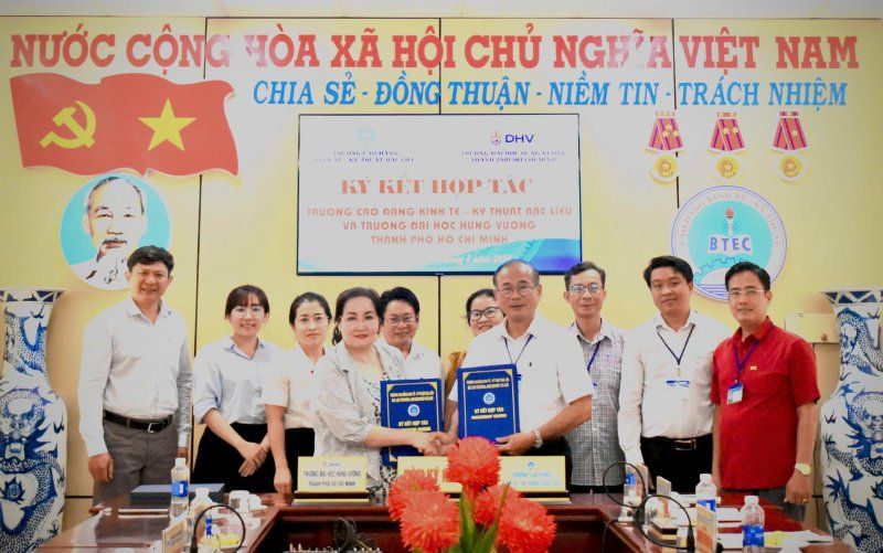 Dai dien Truong Dai hoc Hung Vuong TPHCM ky ket hop tac voi Truong Cao dang Kinh te - Ky thuat Bac Lieu. Anh: DHV cung cap.