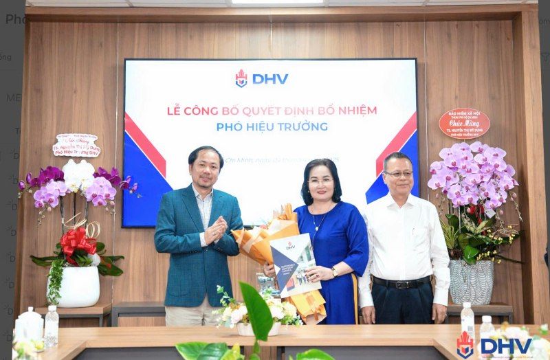 Hung Vuong University, Ho Chi Minh City presented the decision of Vice Principal of the school to Dr. Nguyen Thi My Dung. Photo: Provided by DHV