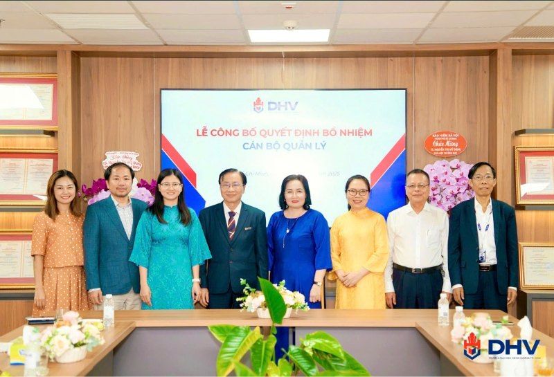 Truong Dai hoc Hung Vuong TPHCM trao quyet dinh bo nhiem nhieu nhan su chu chot. Anh: DHV cung cap