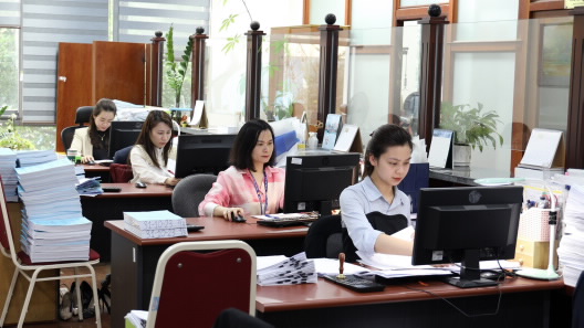 Funcionario en ejercicio de su cargo en la Oficina de Negocios del Tesoro del Estado. Imagen de KBNN