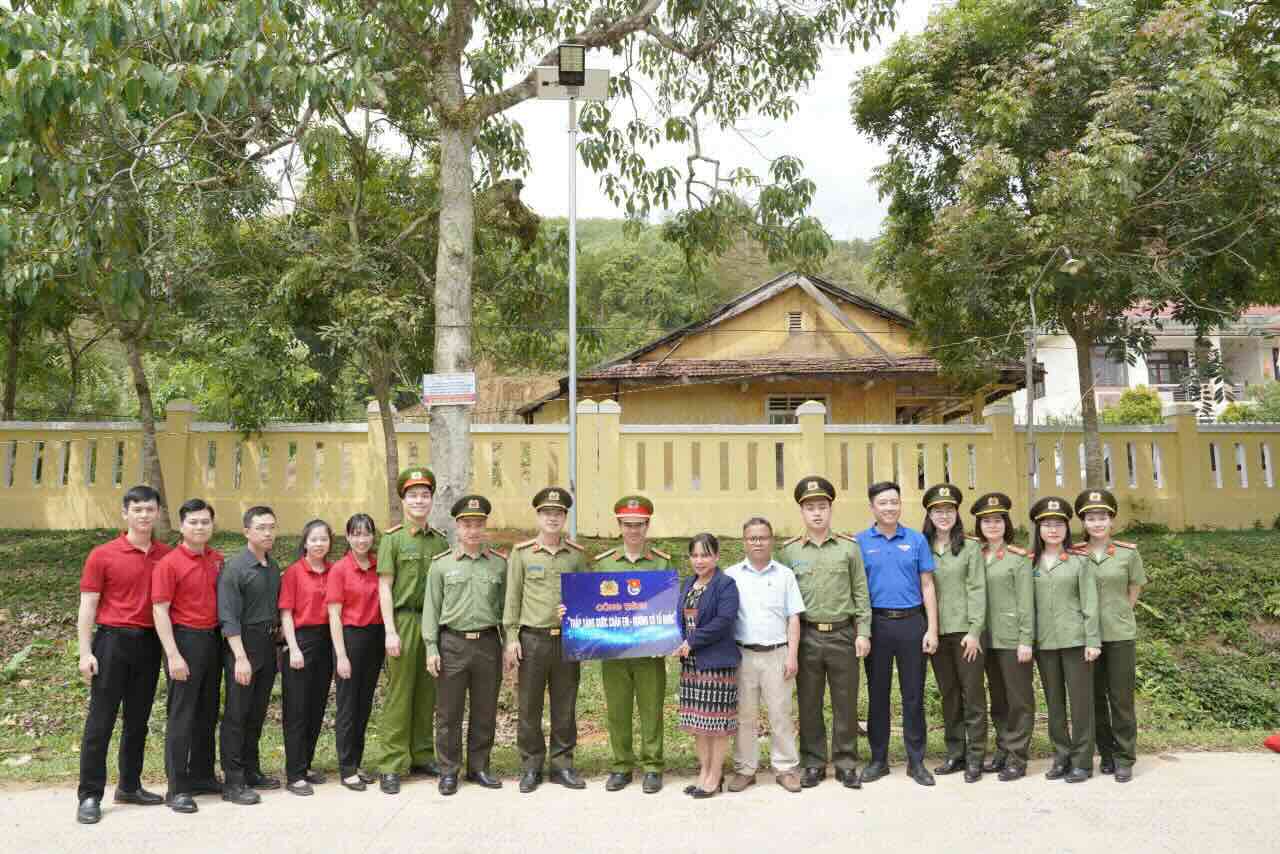 Inauguration of the project "Lighting my footsteps - the national flag road" in A Luoi district (Hue city). Photo: Tran Hong.
