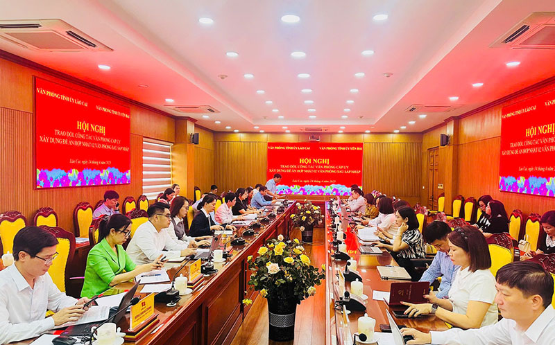 Yen Bai Provincial Party Committee Office and Lao Cai Provincial Party Committee Office met to discuss the construction of a consolidated project. Photo: Nhu Quynh