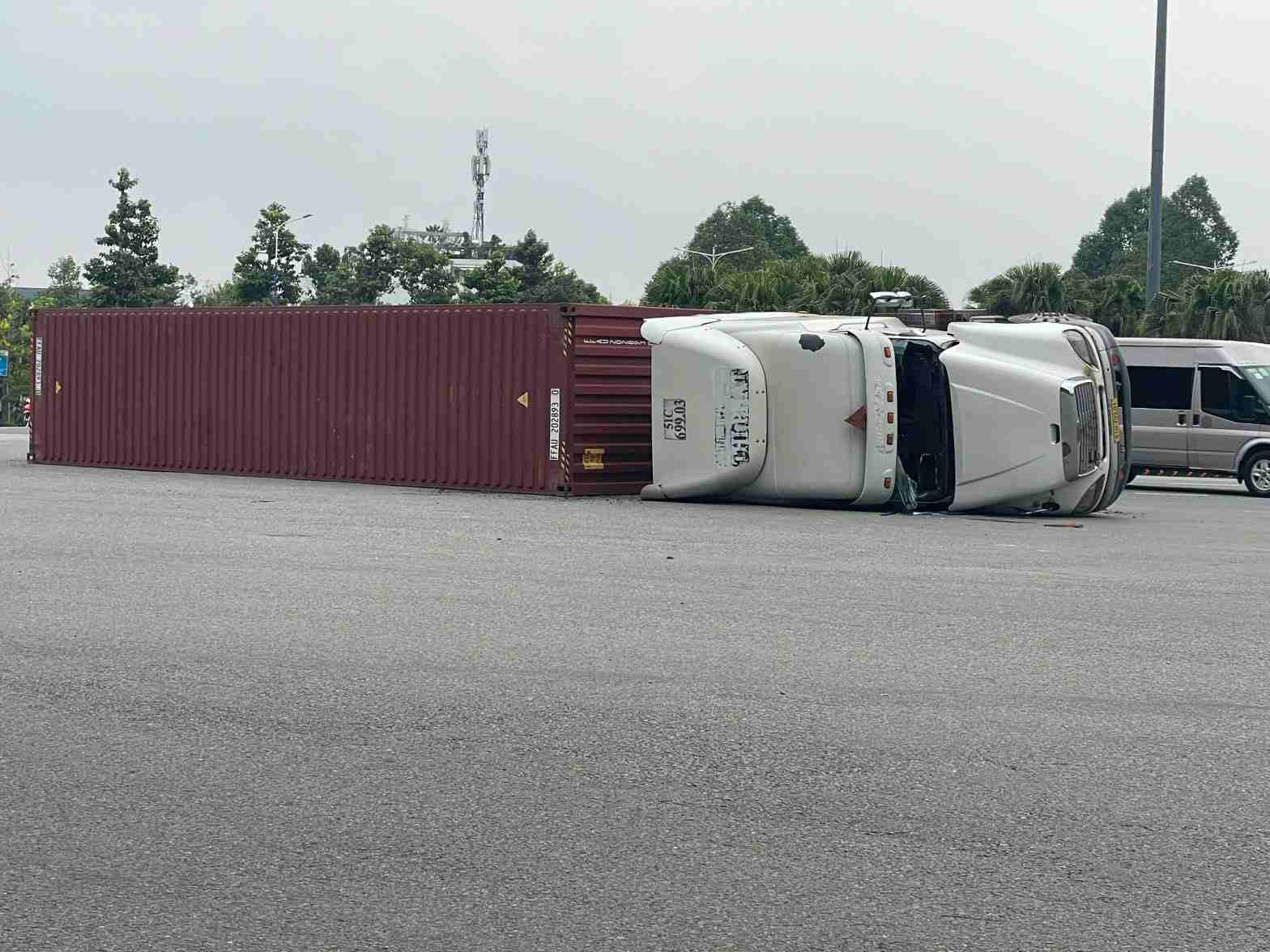 Hien truong vu lat xe container o Binh Duong. Anh: Dinh Trong