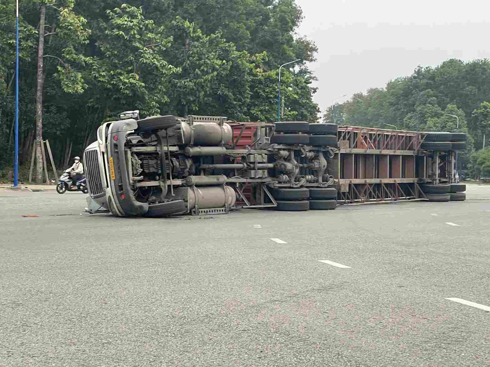 Again again flip the container truck in Binh Duong. Photo: Dinh Trong