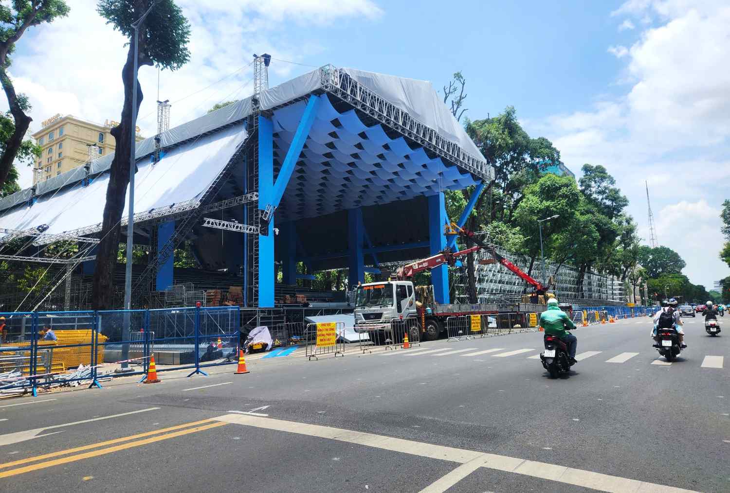 Construction of a grandstand to serve the 50th anniversary of the Liberation of the South and National Reunification Day on Le Duan Street (District 1, Ho Chi Minh City). Photo: Minh Quan