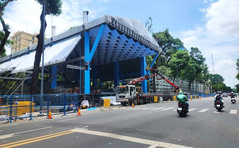 Construction of a grandstand to serve the 50th anniversary of the Liberation of the South and National Reunification Day on Le Duan Street (District 1, Ho Chi Minh City). Photo: Minh Quan
