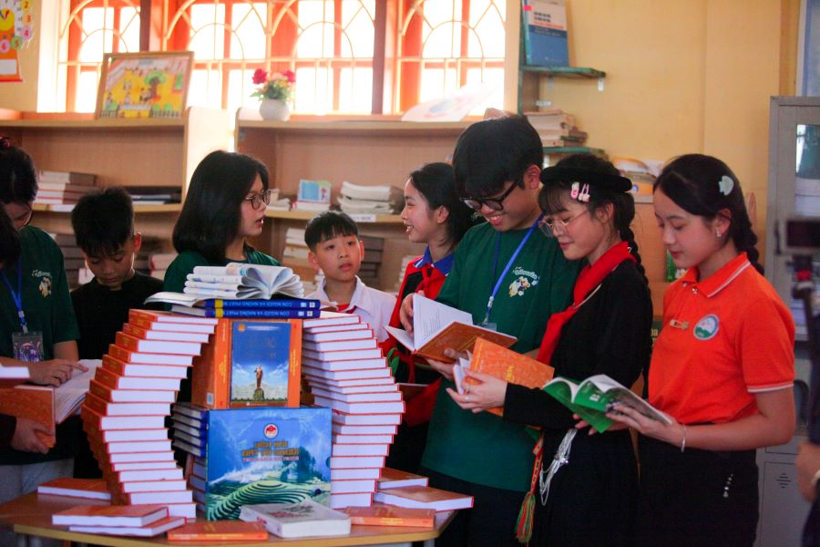 High school students in Hanoi join hands to spread the reading culture to the Northwestern high school site. Photo: Anh Duc