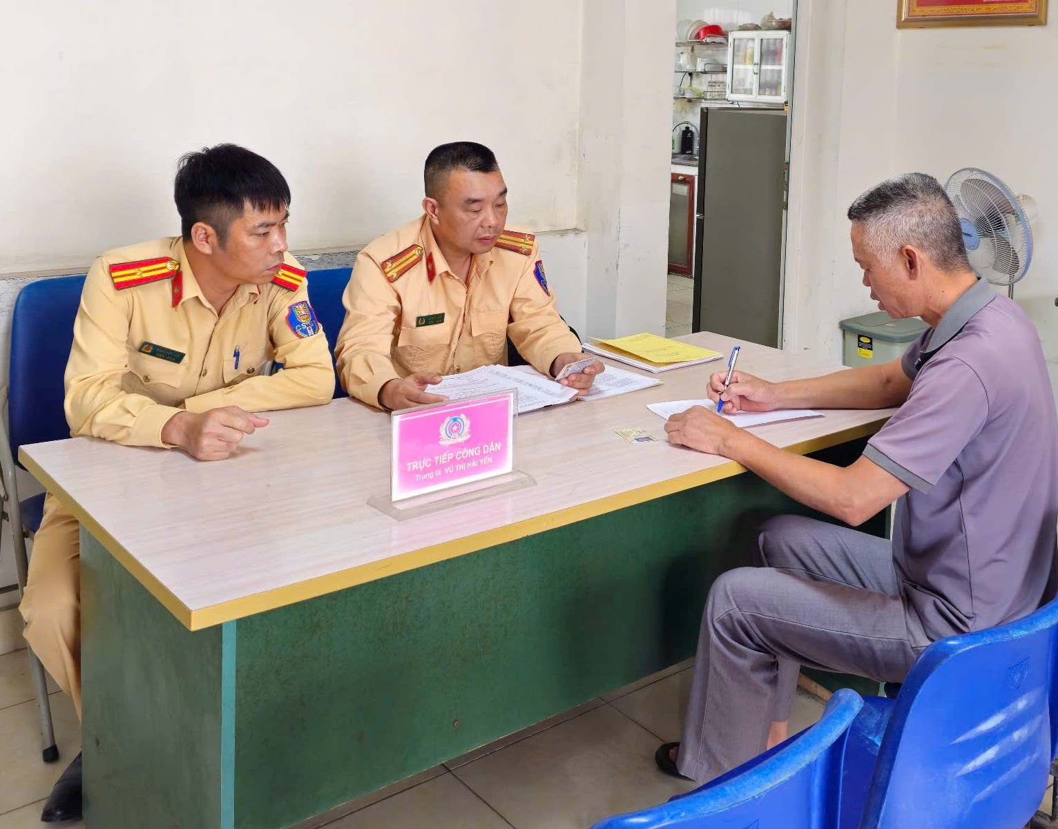 Ông M.Đ.D tại cơ quan chức năng. Ảnh: Công an TP Hải Phòng