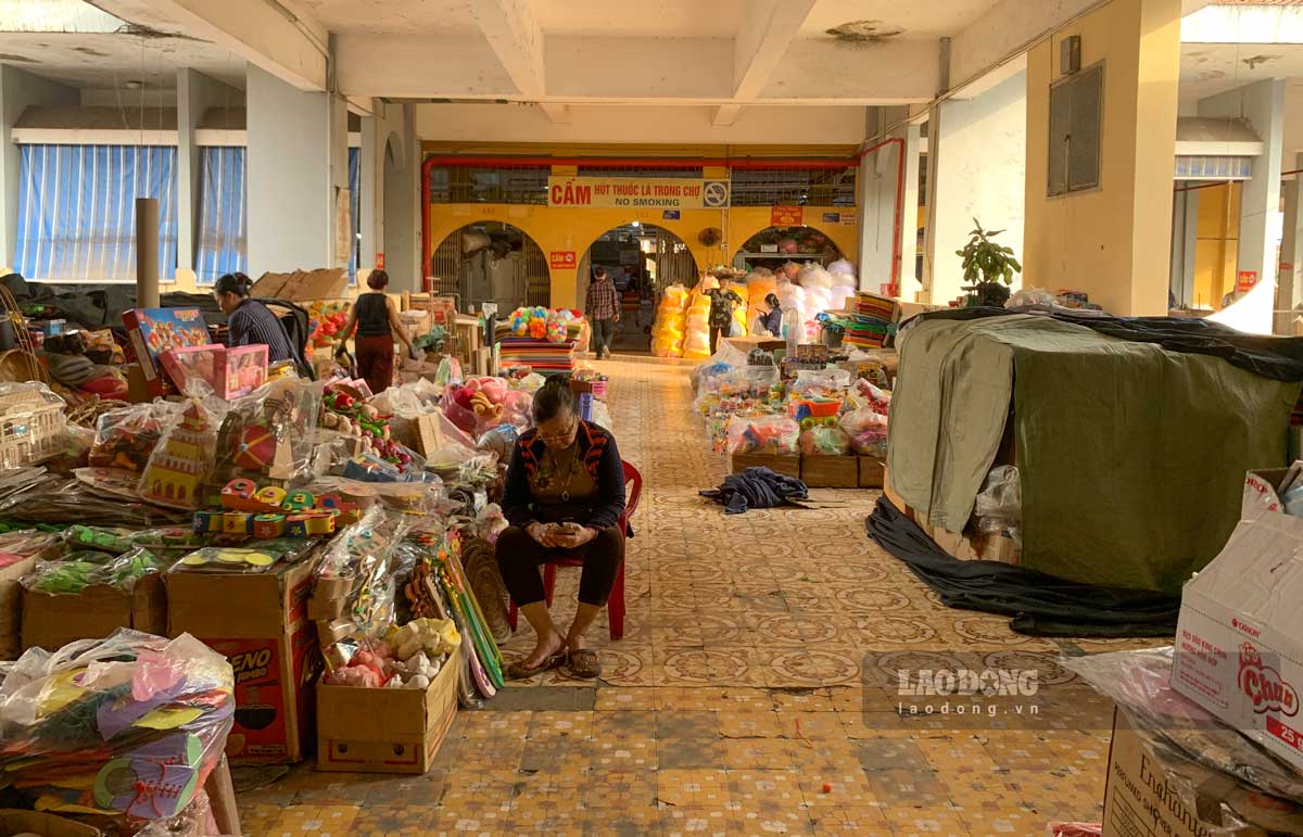 Muchos pequeños comerciantes de Dragon Market (Nam Dinh City) se sientan y descansan debido a la ausencia. Foto: HA VI