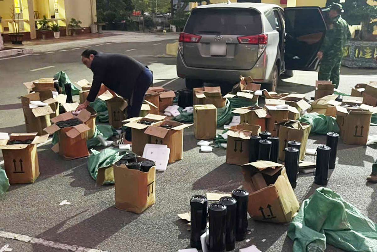 Đồn Biên phòng cửa khẩu Hoành Mô (Quảng Ninh) đang củng cố hồ sơ, xử lý vụ việc liên quan đến 3 phương tiện vận chuyển trái phép 352 bình khí cười. Ảnh: Đức Dương