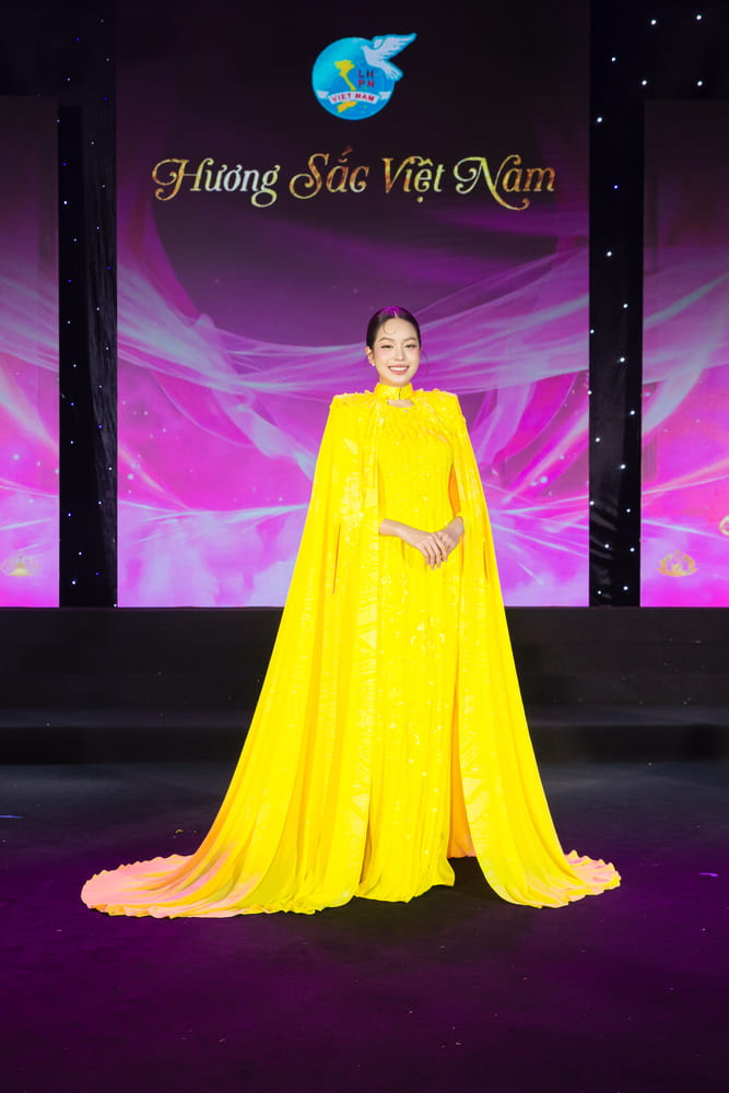 Hoa hau Quoc te 2024 Huynh Thi Thanh Thuy trinh dien ao dai voi hoa tiet chim bo cau – bieu tuong hoa binh va khat vong vuon cao cua phu nu Viet. Anh: BTC