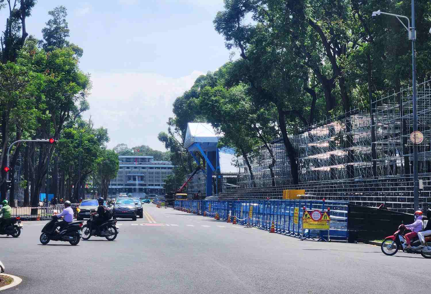 Construccion de los stands para el 50 aniversario de la liberacion del sur, reuniendo al pais en la calle Le Duan (Distrito 1, Ciudad Ho Chi Minh). Foto: Minh Quan
