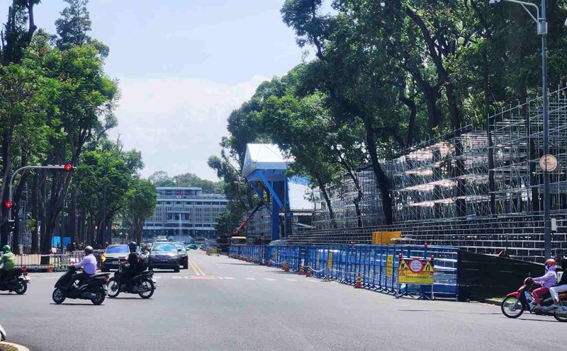 Construction of the stands for the 50th anniversary of the liberation of the South, reuniting the country on Le Duan Street (District 1, Ho Chi Minh City). Photo: Minh Quan