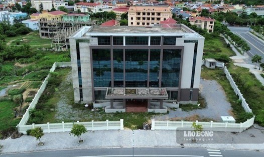 Dự án Trung tâm Truyền thông - Giáo dục sức khỏe Quảng Bình được đầu tư 49,3 tỉ đồng hơn 7 năm vẫn chưa xong. Ảnh: Công Sáng