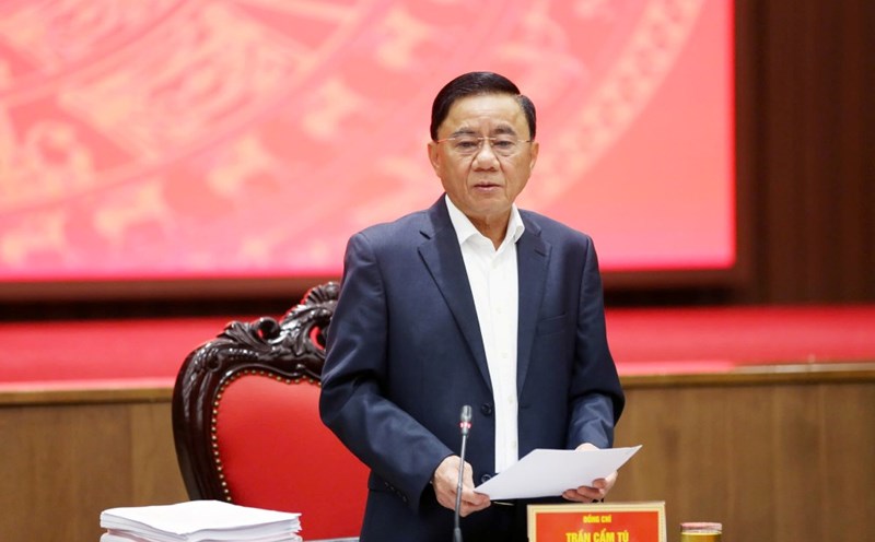 Member of the Politburo, Standing Committee Secretariat Tran Cam Tu signed the Conclusion of 150-KL/TW of the Politburo guiding the development of personnel planning plans at the provincial Party Committee level in the unified, merged and newly established commune level. Photo: Van Diep