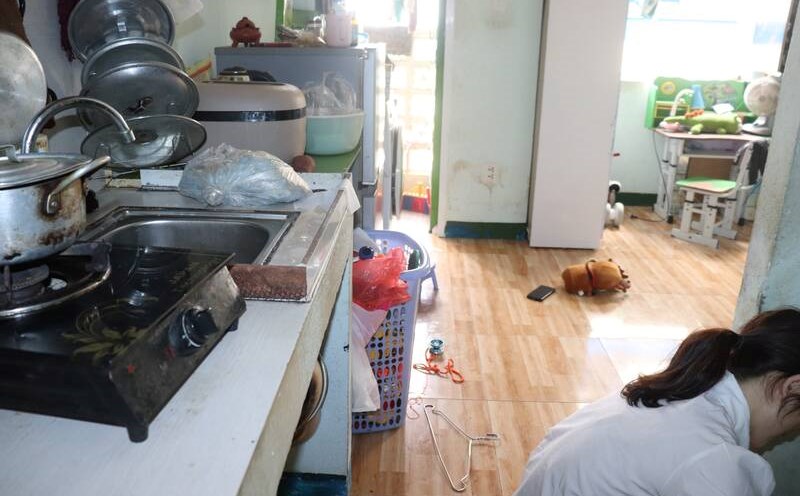 Da Nang workers "expand" the collective house because it is too tight. Photo: Nguyen Linh