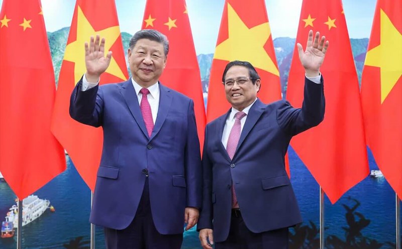 Politburo member, Prime Minister Pham Minh Chinh and General Secretary and President of China Xi Jinping take photos together. Photo: Hai Nguyen