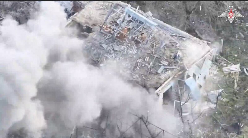 Ukraine's base was attacked by Russian paratroopers. Photo: Cut from the video of the Ministry of Defense