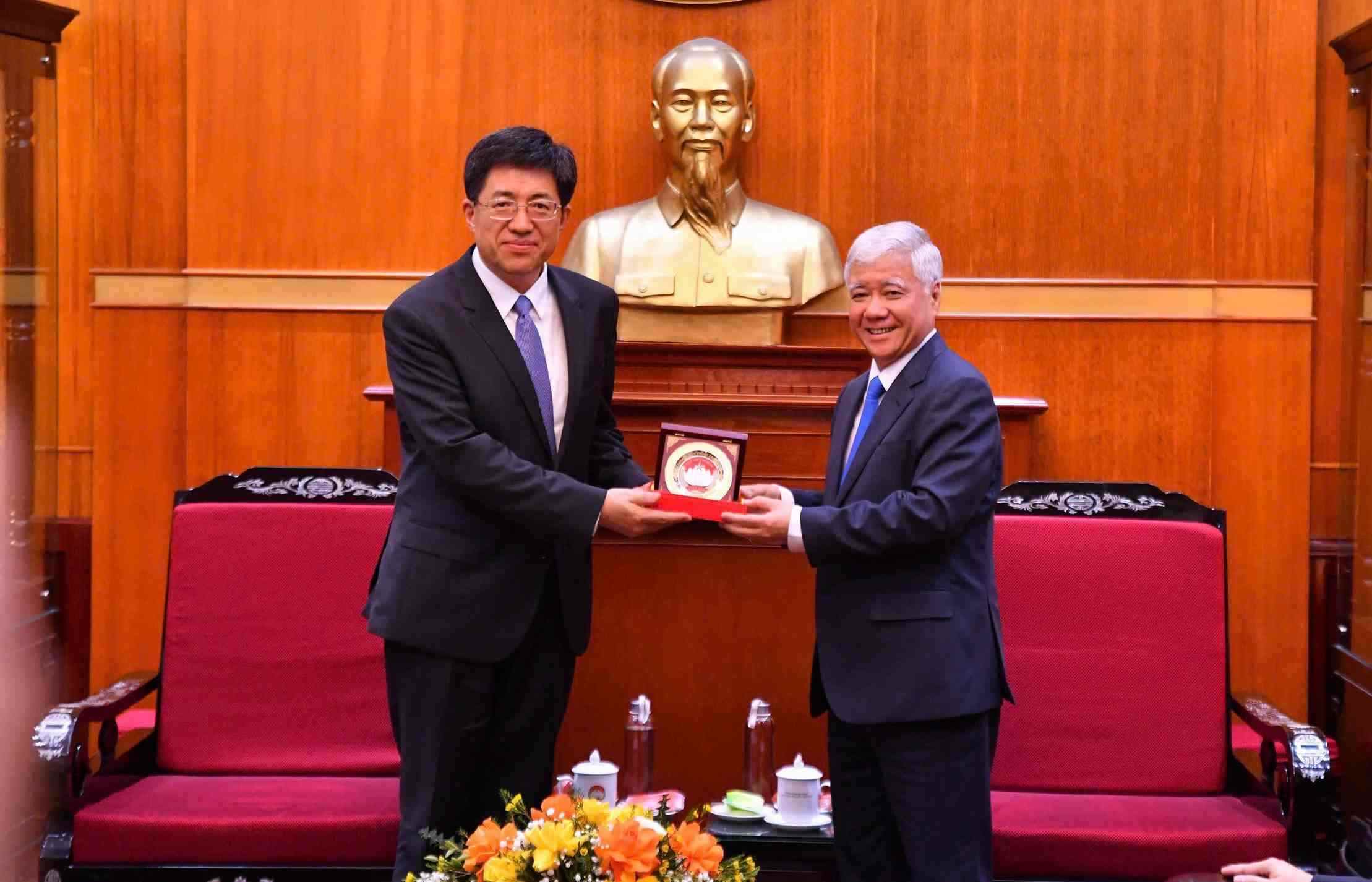 Politburo Member, Secretary of the Party Central Committee, Chairman 
The Central Committee of the Vietnam Fatherland Front Do Van Chien presented a souvenir to Comrade A Dong - First Secretary of the Secretariat of the Central Youth Union of Chinese Communist Youth Union. Photo: VNA