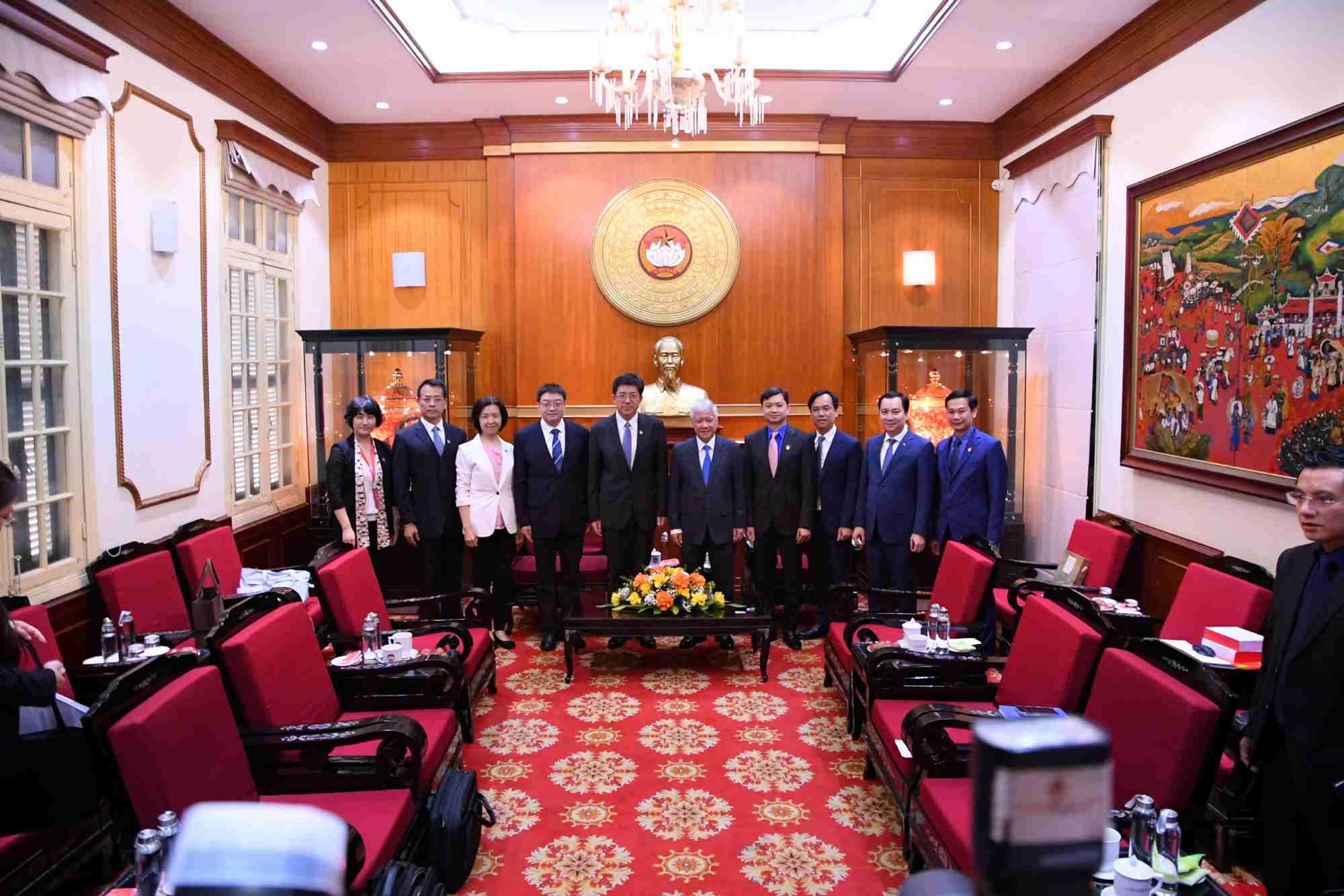 Cac dai bieu chup anh luu niem. Anh: Bao Han