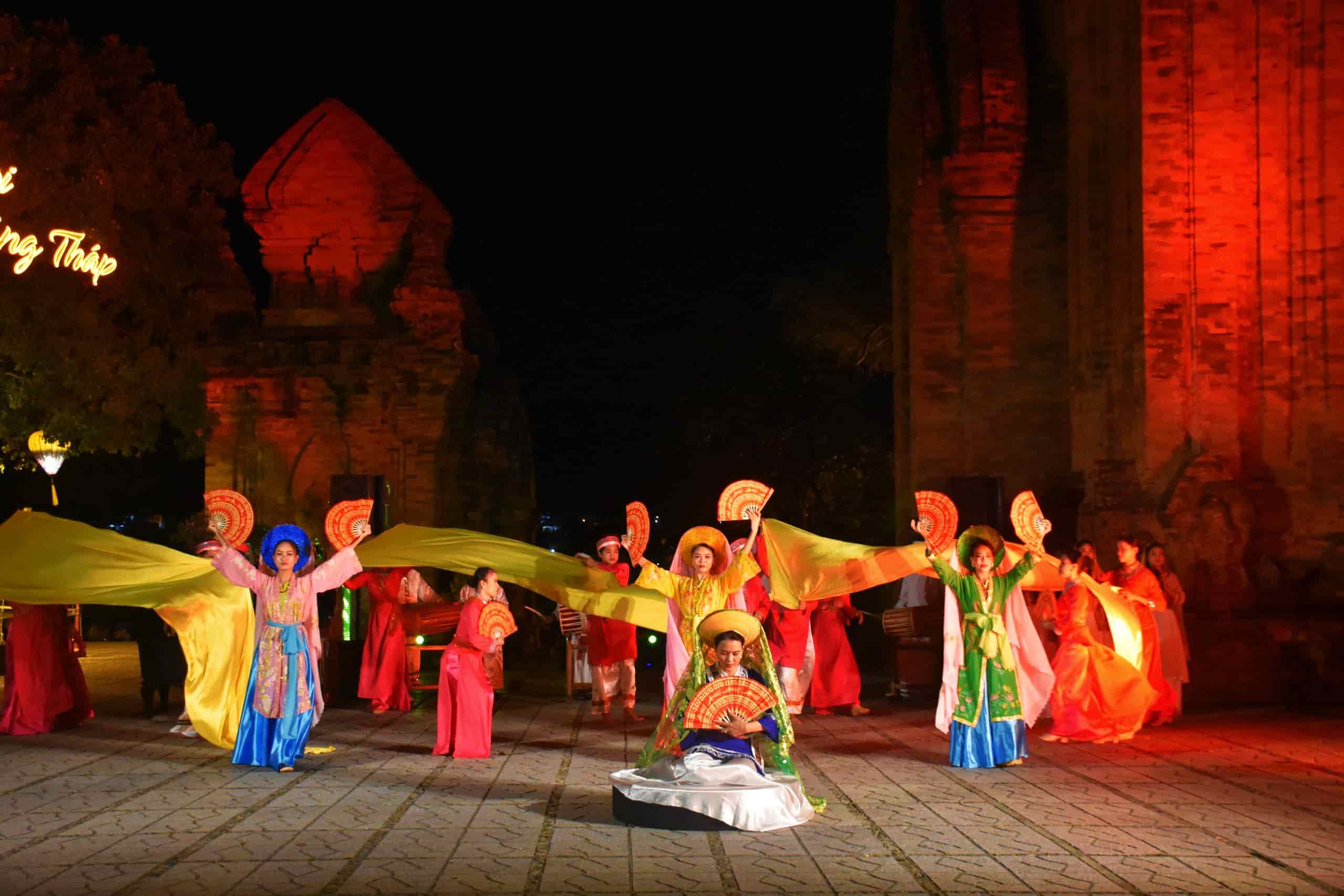 Hang nam, tai Thap Ba Ponagar, le hoi thap Ba duoc to chuc trong the tu ngay 20-23 thang Ba (Am lich). Anh: Huu Long