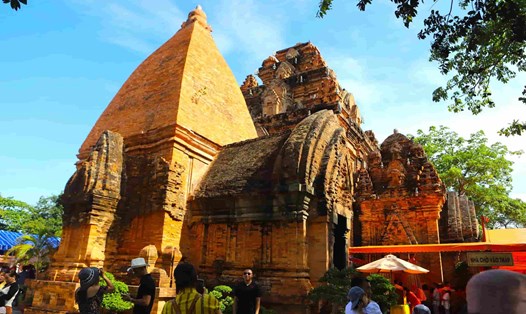 Tháp Ponagar là công trình tiêu biểu về nghệ thuật kiến trúc của dân tộc Chăm được xây dựng từ thế kỷ thứ 8 đến thế kỷ 13. Ảnh: Hữu Long