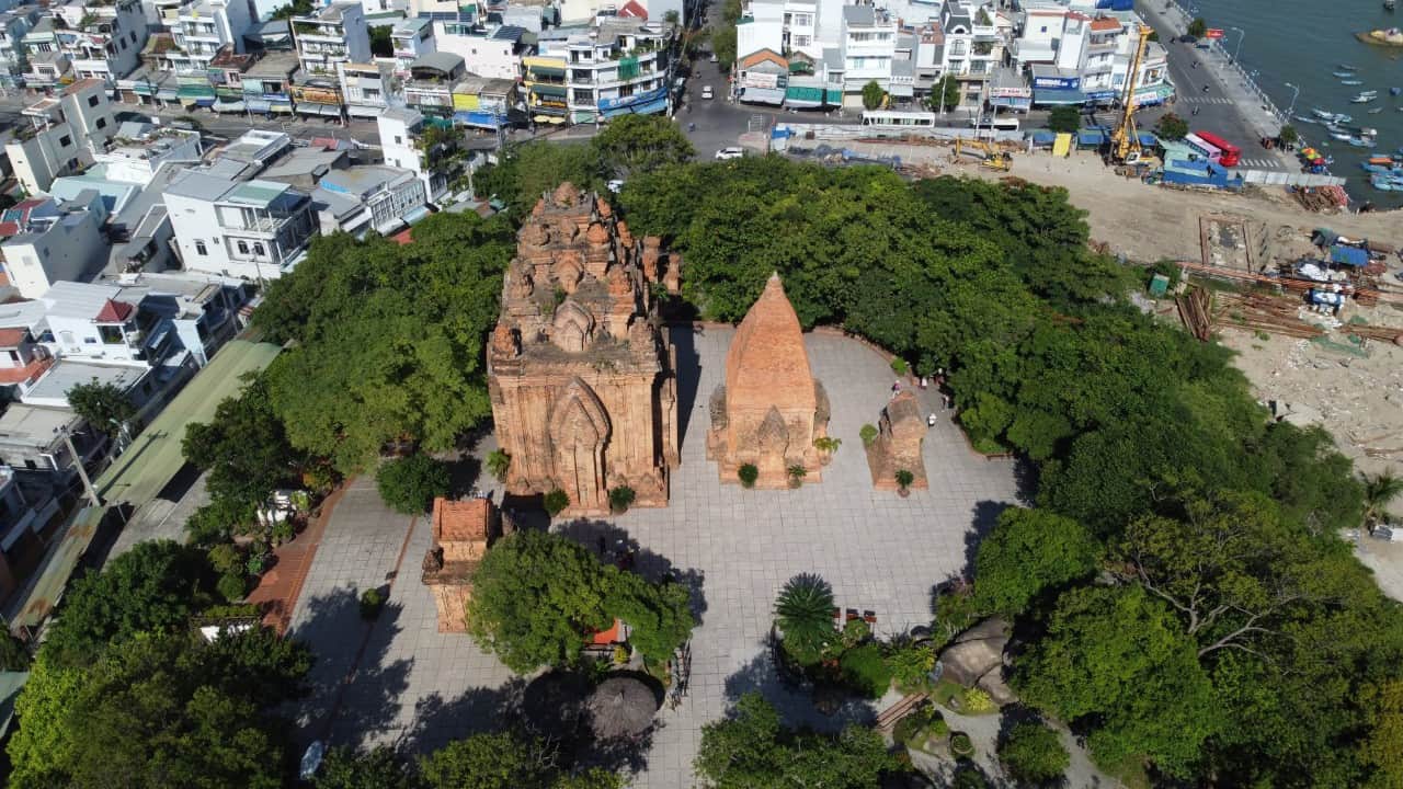 hap Ponagar con goi la Thap Ba nam tren doi Cu Lao, ben dong song cua thanh pho Nha Trang. Anh: Huu Long