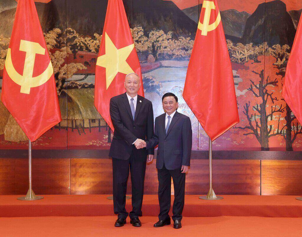 Politburo member, Standing Committee Secretary Tran Cam Tu and Standing Member of the Politburo, Secretary of the Secretariat, Chief of the Central Office of the Communist Party of China. Photo: VNA