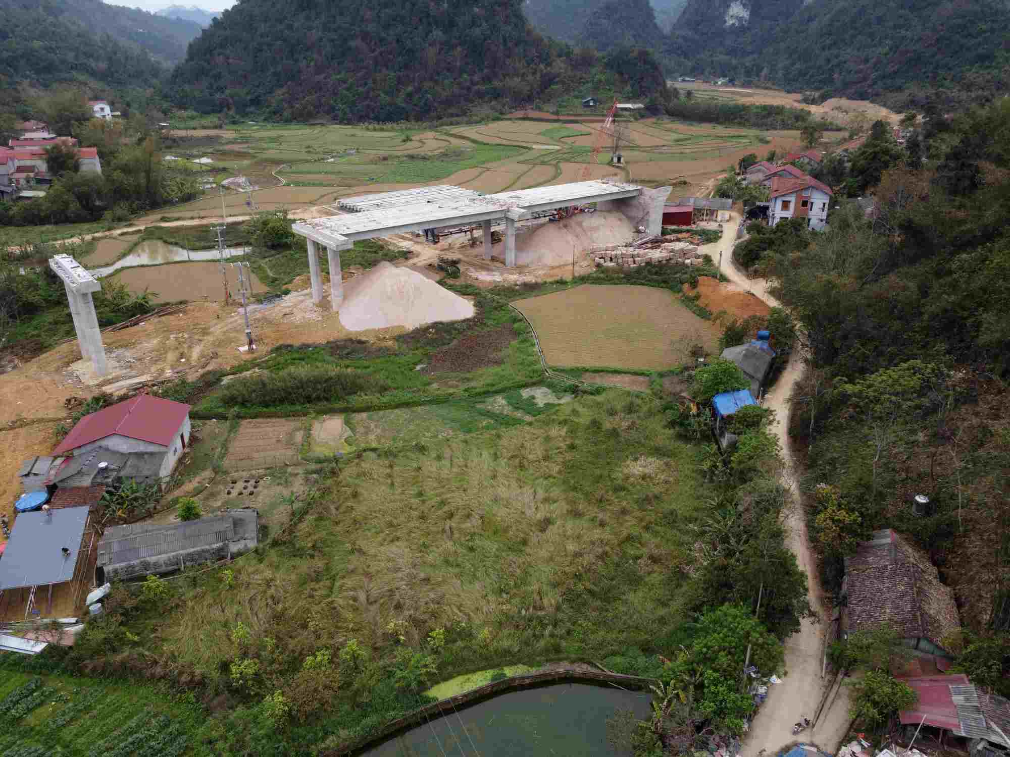 The highway passes through the residential area. Photo: Tan Van