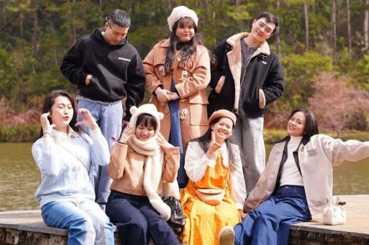 Gossip, exchange helps relieve emotions and connect social relationships. Photo: Truong Dat