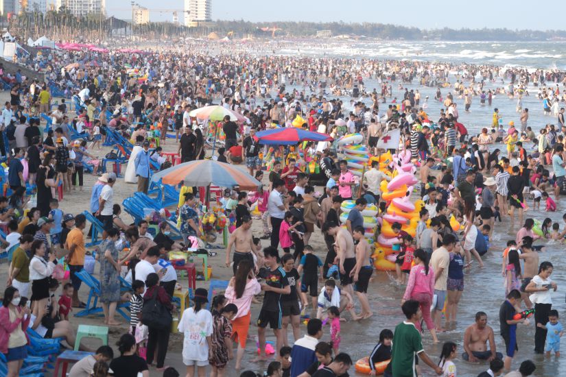 Ensure safety, although the number of visitors to Vung Tau is quite crowded, sometimes tight on the beach. Photo: Thanh An