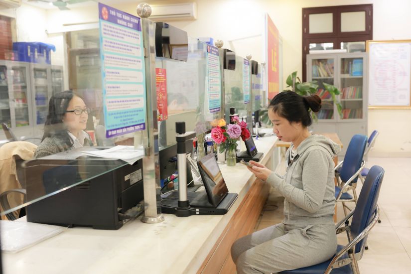 Los expertos dijeron que es necesario probar y evaluar a los funcionarios publicos para eliminar la psicologia de la nomina durante toda la vida, servir mejor a las personas. Obra de arte: Hai Nguyen