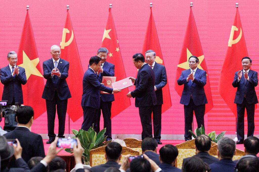 Vietnam - China leaders witnessed the launch of the Vietnam -China railway cooperation mechanism. Photo: Hai Nguyen