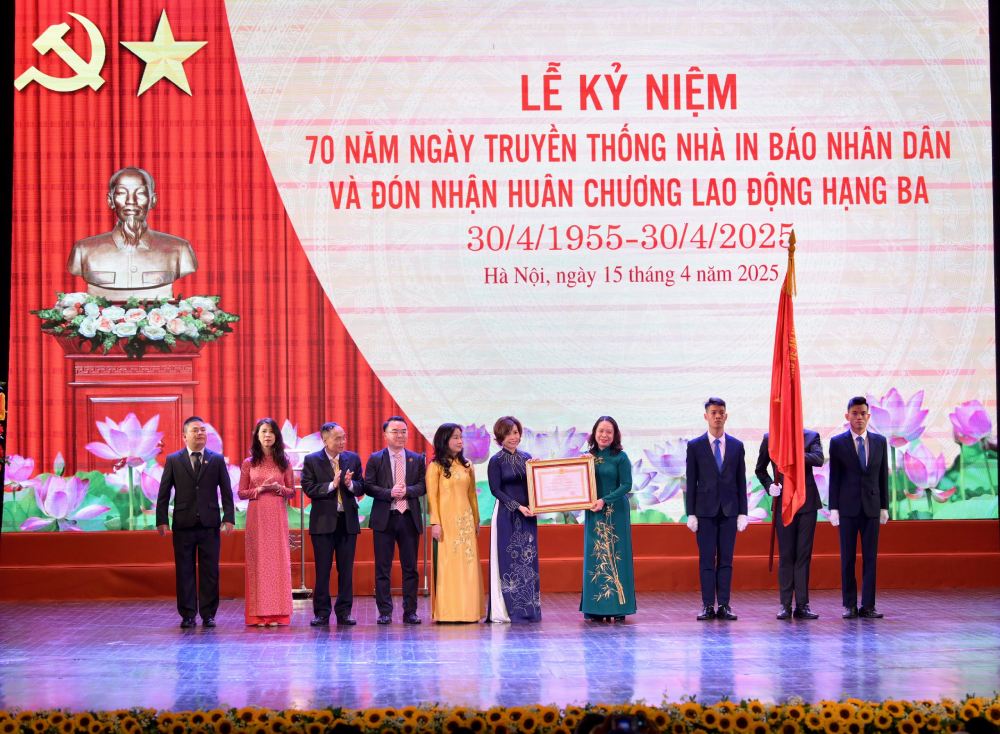 Vice President Vo Thi Anh Xuan awarded the Third -class Labor Medal to the Hanoi Nhan Dan Print One Member Company Limited. Photo: Pham Dong