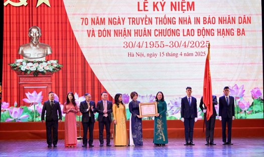 Phó Chủ tịch nước Võ Thị Ánh Xuân đã trao Huân chương Lao động hạng Ba cho Công ty TNHH một thành viên In Báo Nhân Dân Hà Nội. Ảnh: Phạm Đông