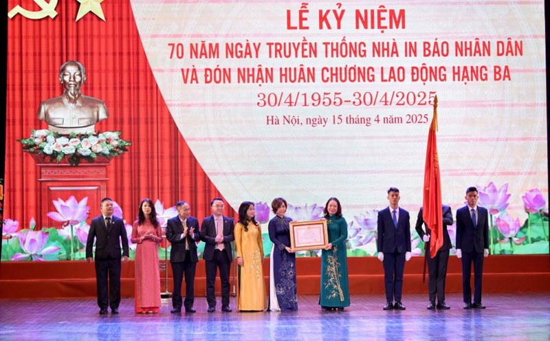 Vice President Vo Thi Anh Xuan awarded the Third -class Labor Medal to the Hanoi Nhan Dan Print One Member Company Limited. Photo: Pham Dong